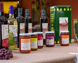 Agriturismo con prodotti tipici e confetture di frutta a Magliano in Toscana